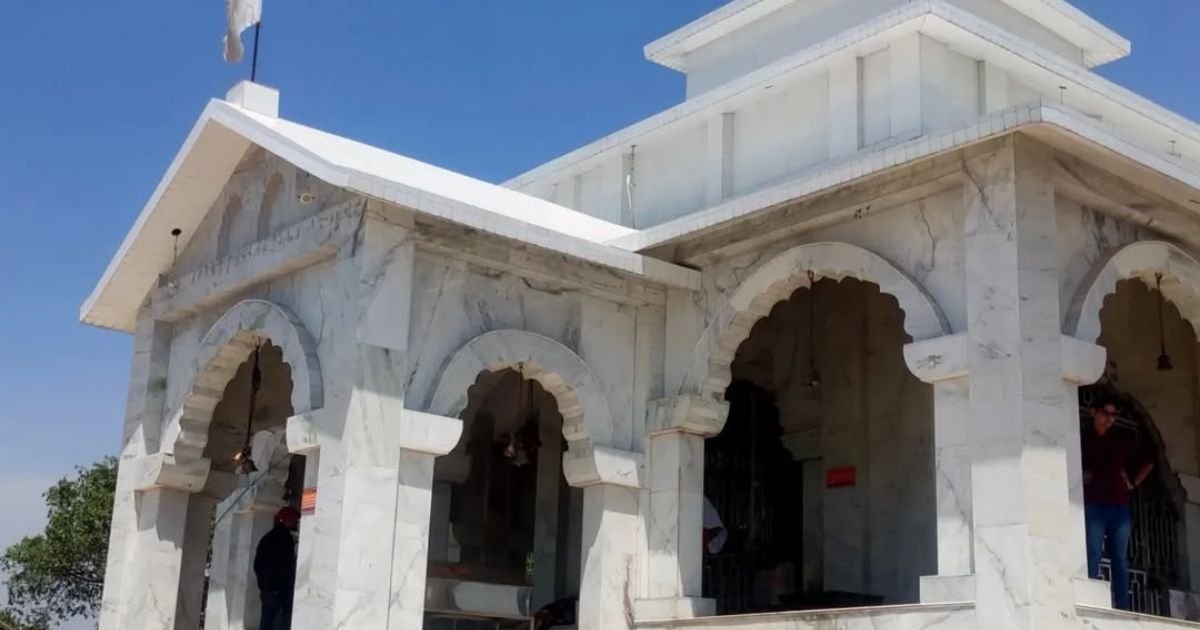 A white marble temple against a clear blue sky. This religious site is part of the Easy Treks Near Dehradun.