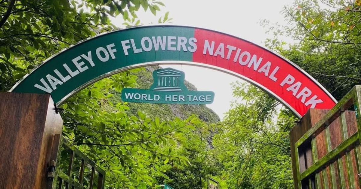Valley of Flowers, Uttarakhand: How to Reach, Trek, Best Time, Complete Travel Guide 1 An entrance archway with green and red panels reading Valley of Flowers National Park and a UNESCO World Heritage sign.