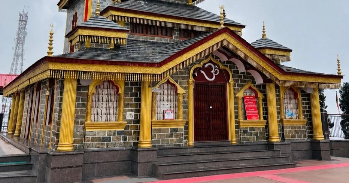 12 Best Places to Visit in Uttarakhand in October for Nature Lovers 5 Decorated surkanda Devi temple building with golden pillars and wooden roofing.