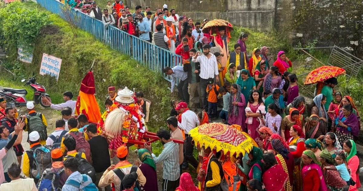 Maa Nanda Devi Badi Jaat Yatra 2026: Complete Travel Guide 3 Crowd of devotees walking along a path while carrying a sacred palanquin.